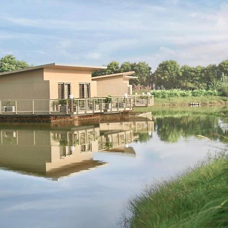 Life At Repose- Lake Villas Resort & Club Chor Warodra Eksteriør billede