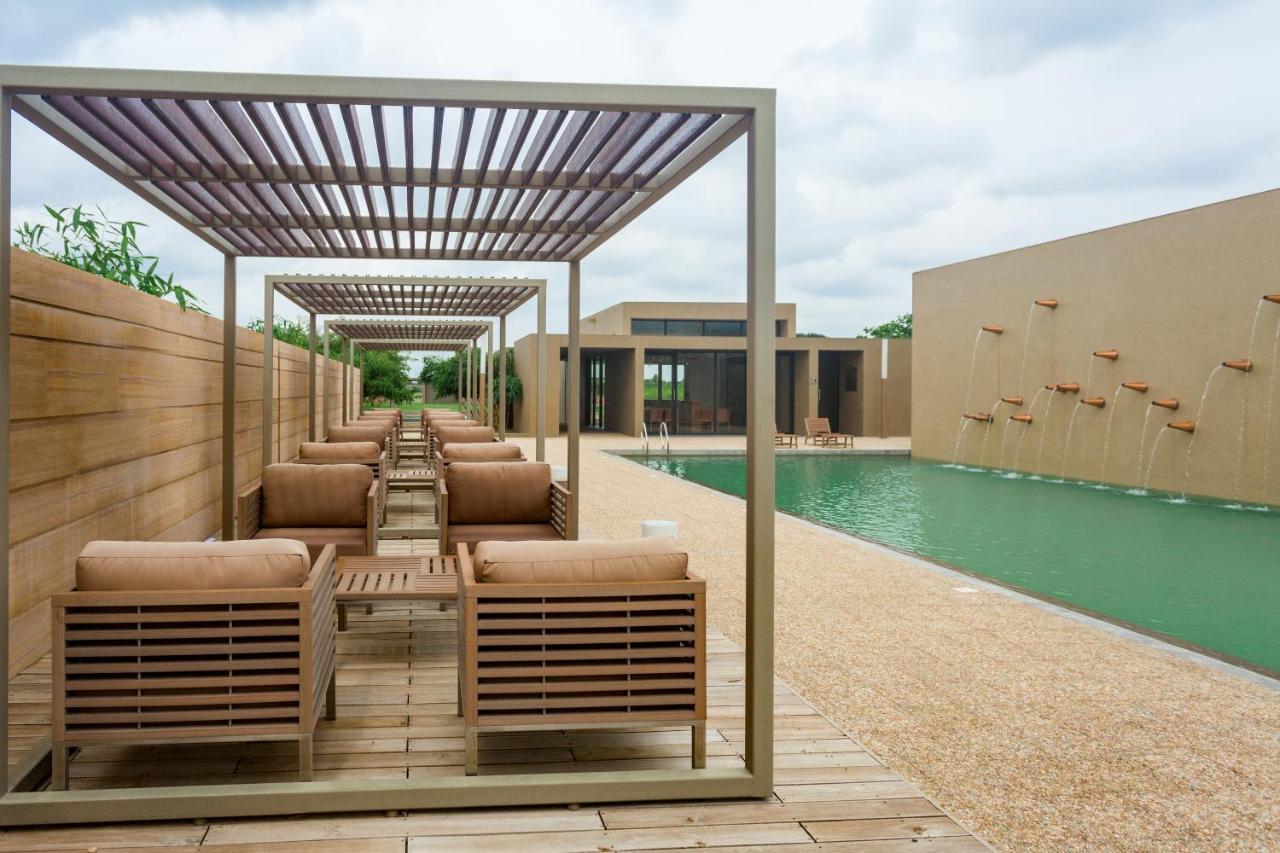 Life At Repose- Lake Villas Resort & Club Chor Warodra Eksteriør billede