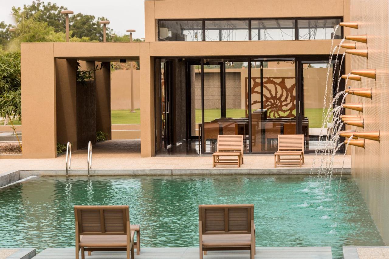 Life At Repose- Lake Villas Resort & Club Chor Warodra Eksteriør billede