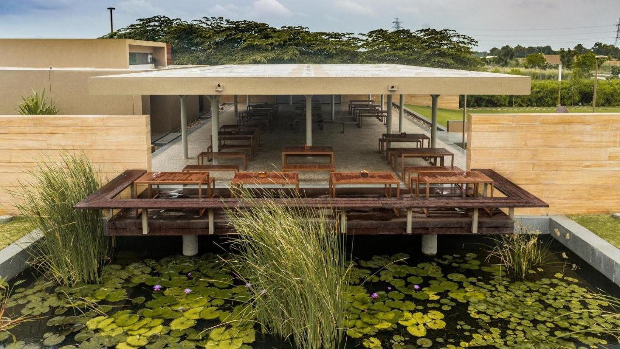 Life At Repose- Lake Villas Resort & Club Chor Warodra Eksteriør billede